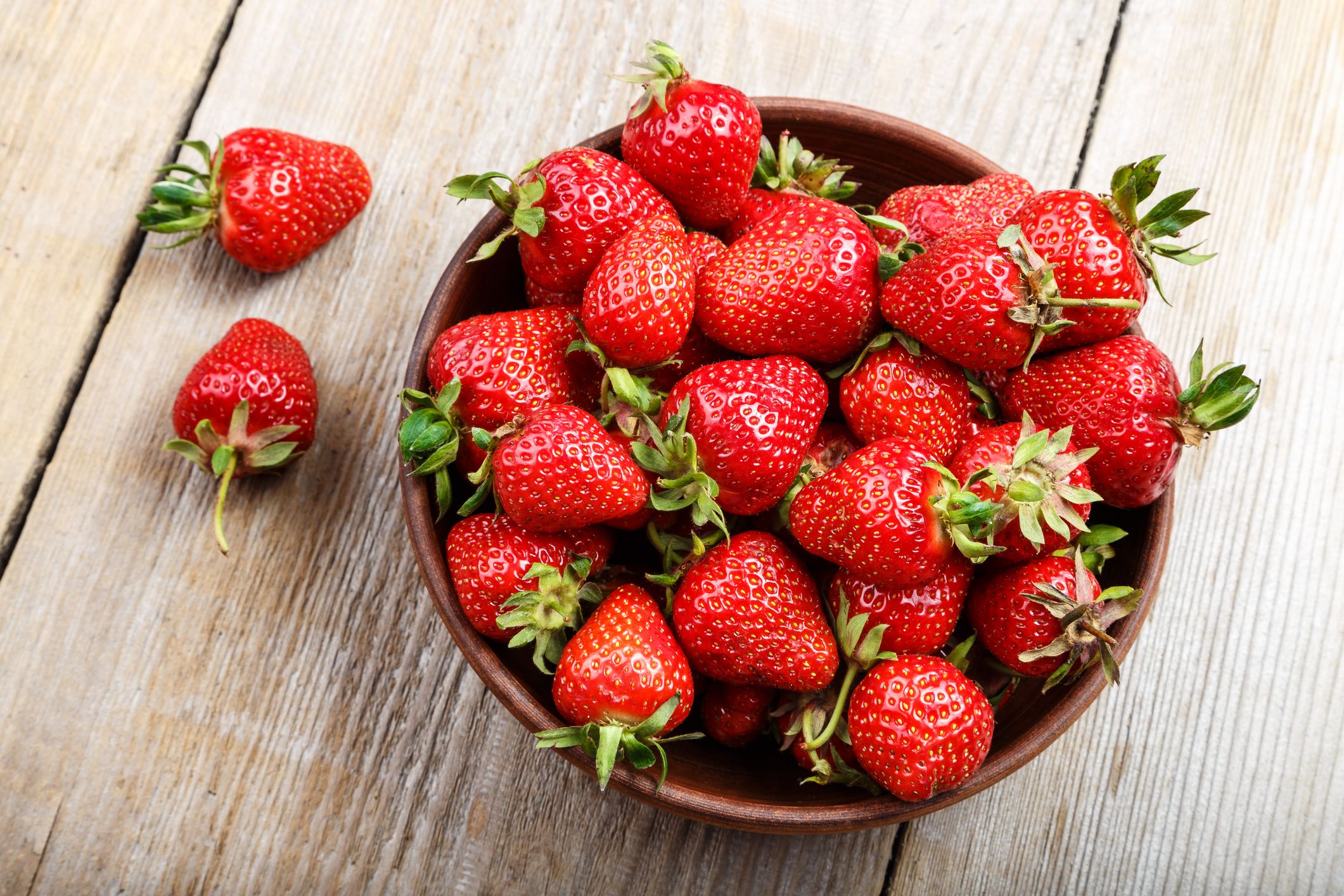 Fruits that are healthy for men include strawberries